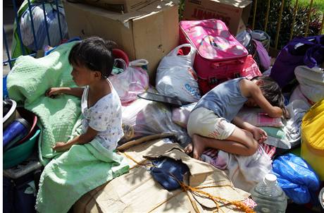 Filipnci se po zplavch potkaj s leptospirzou. Na snmku dti v evakuanm centru.